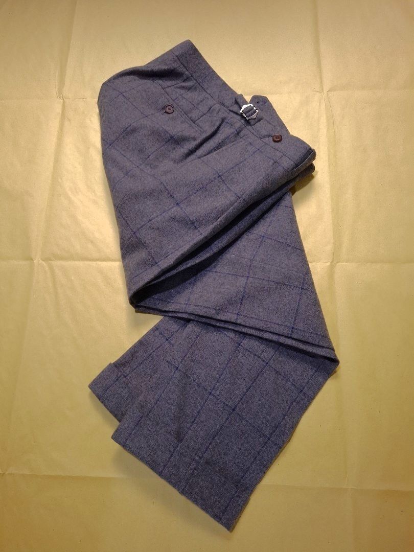 Bespoke Gray Windowpane Tweed Trousers Size 30 (Category: Trousers) located in Valenzuela. Submitted by ecnal_uy (Listing ID 1460633035, Image 3). Description: Brand: Bespoke (not indicated) These are gray windowpane tweed trousers. Fastening system utilizes a hook and bar closure which is secured by an extended tab under a loop, internally there is a jigger button like any standard dress trousers. There are no belt loops, just side adjusters. Th