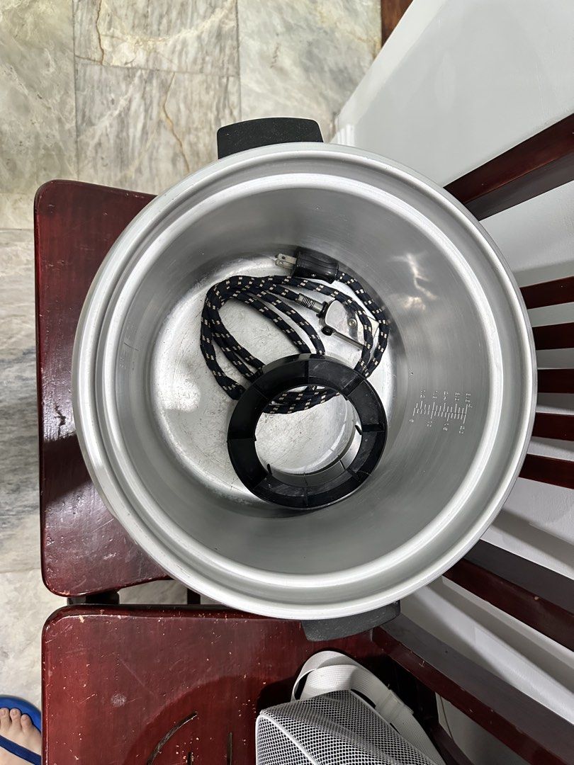 Big rice cooker (Category: Other Kitchen Appliances) located in Caloocan City. Submitted by kianoto (Listing ID 1461148182, Image 2). Description: Old and still wokring Good for big batches of ricd.