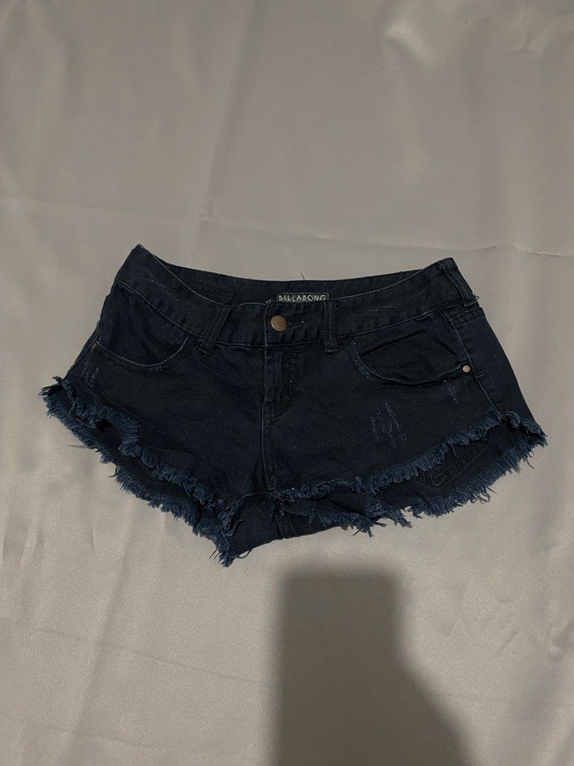 Billabong Black Denim Shorts (Category: Shorts) located in Bacoor. Submitted by sad.burrito (Listing ID 1461288134, Image 1). Description: Low rise 📦 Lalamove/LBC, shipping fee shouldered by buyer 📍 Bacoor, Cavite.