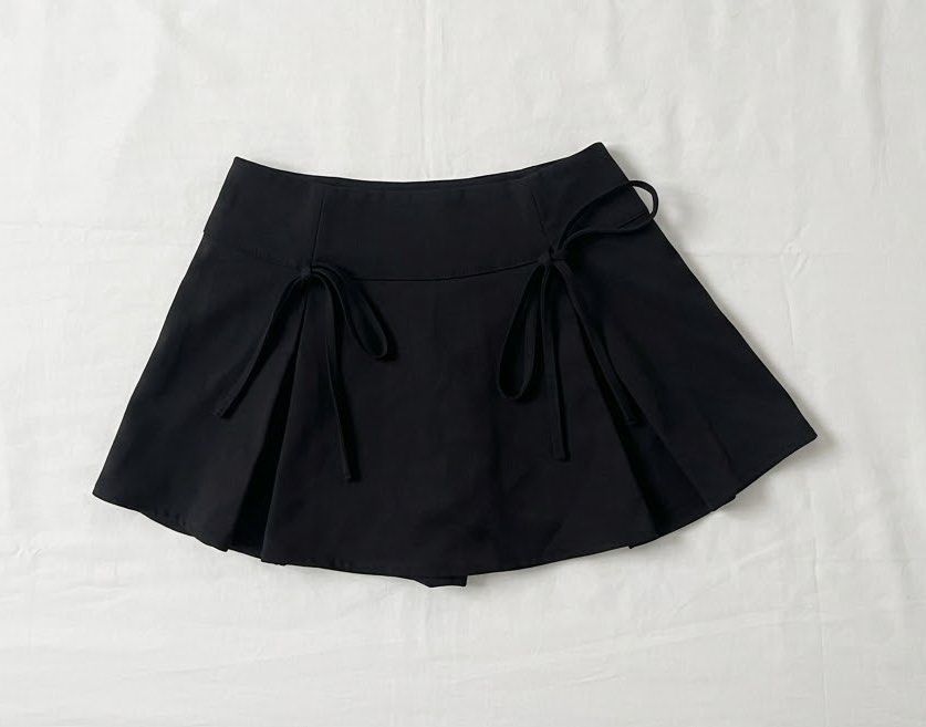 BKK Mini Pleated Skirt (Category: Skirts) located in Manila. Submitted by CTs_Selection (Listing ID 1461234543, Image 1). Description: XS-S.