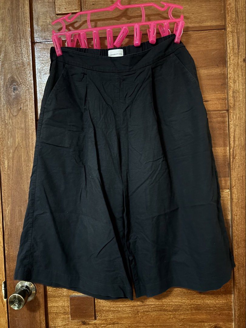 Black Culottes (Category: Other Bottoms) located in Trece Martires City. Submitted by decluttercloset_niks (Listing ID 1461230906, Image 1). Description: 📍 Trece Martires, Cavite 💸 MOP: GCash / Metrobank 🛵 MOD: Lalamove • Pay first — buyer shoulders the delivery fee. • For clothes, I do next-day delivery so I can properly prepare your order before sending it out. .