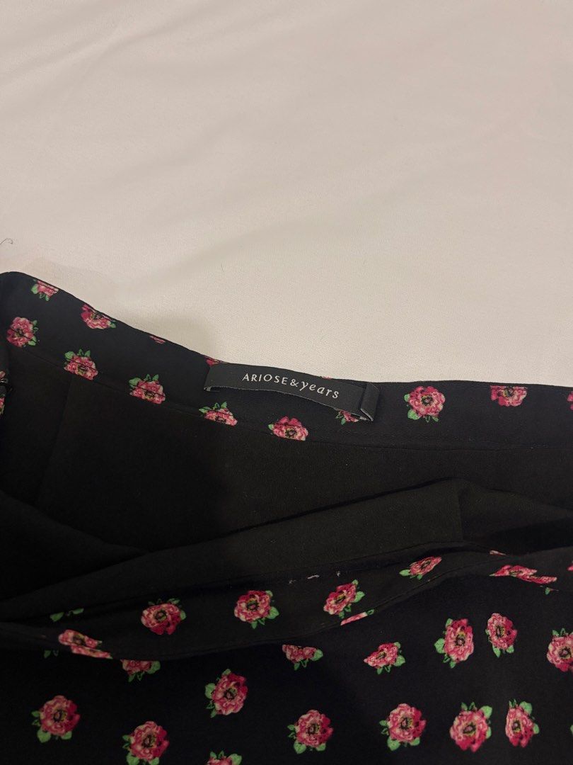Black Floral Asymmetrical Midi Skirt (Category: Skirts) located in Manila. Submitted by t_a_s_h (Listing ID 1461220713, Image 2). Description: - Best fits Medium - Can be used as top or skirt.