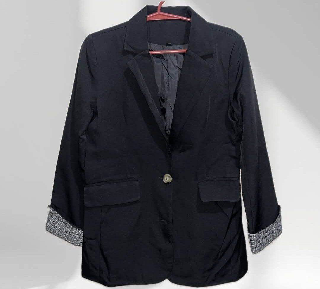 Black Formal LongSleeves Coat (Category: Coats, Jackets and Outerwear) located in Manila. Submitted by silasmomma42.0 (Listing ID 1461261892, Image 1). Description: .