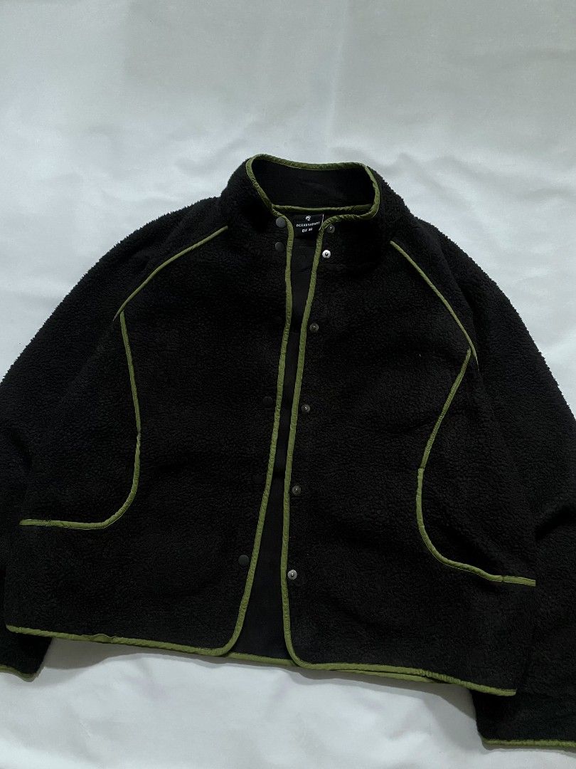 Black Full Button Fluffy Fleece Jacket (Category: Coats, Jackets and Outerwear) located in Manila. Submitted by dripfolk.ph (Listing ID 1461280849, Image 3). Description: Black Full Button Fluffy Fleece Jacket Measurements (inches) Length: 24 Width: 24 10/10 condition | flaw: none | stain: none 10/10 color rate +shipping fee ➖ JnT shipping courier ➖ Can meet up around Rodriquez, Rizal ➖ Color may vary due to lighting ➖ Kindly manage your expectat