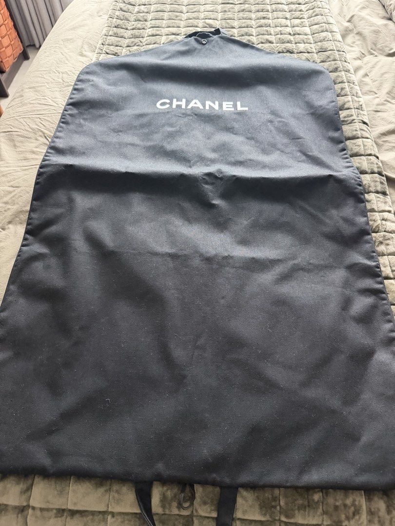 Black Garment Bag with Zipper and Snaps (Category: Tote Bags) located in Mandaluyong City. Submitted by envoguevintage88 (Listing ID 1461130225, Image 2). Description: - Black garment bag - Full-length zipper closure - Snap closures along the sides - Clear window pocket on the front - Ideal for travel or storage - Keeps clothes protected.