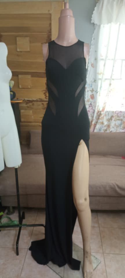 Black gown #2 (Category: Evening dresses & gowns) located in Cebu City. Submitted by prelvedbyrashaaa (Listing ID 1461256000, Image 2). Description: I had these gowns custom-made. They’re best suited for small to medium frames..