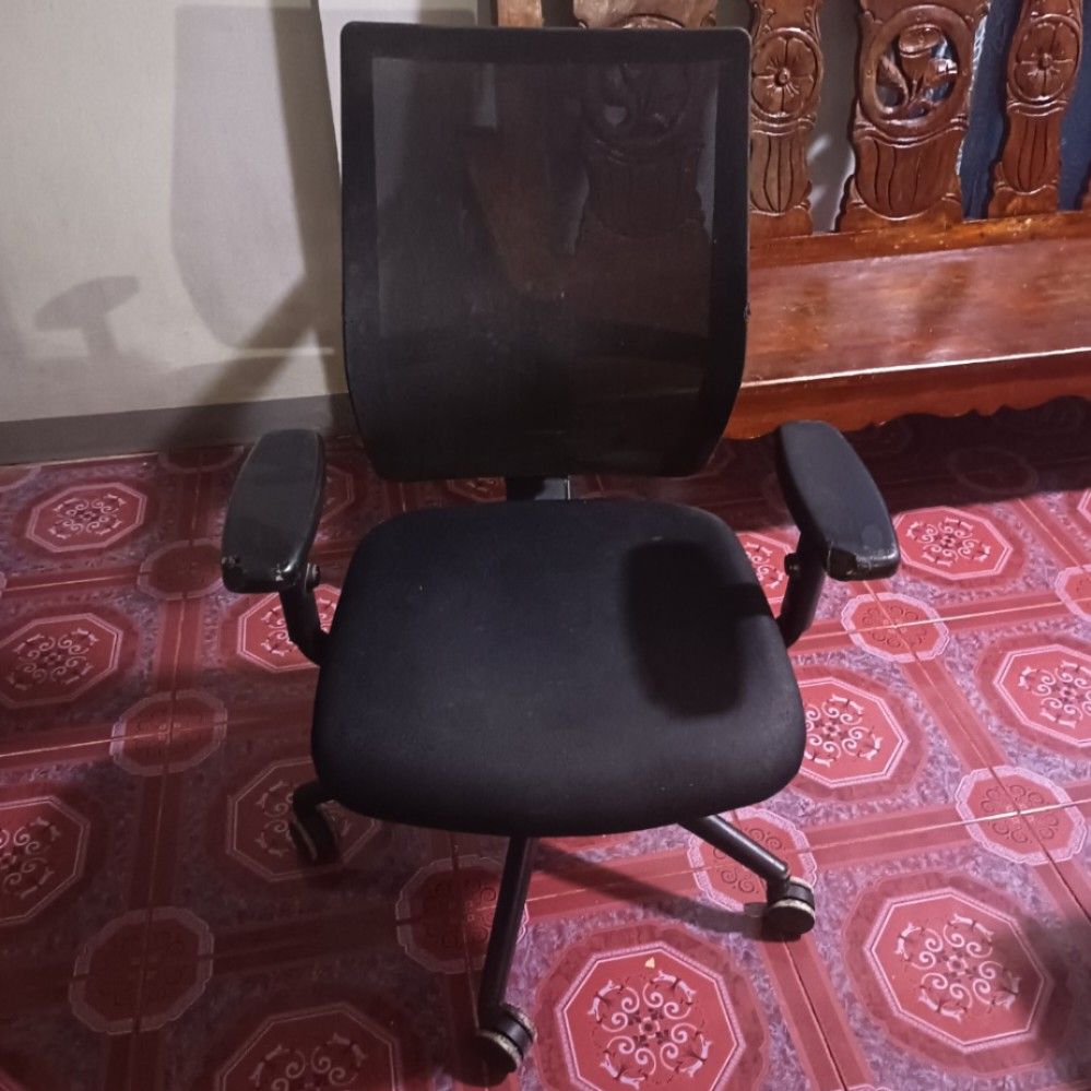 Black Mesh Back Modern Office Chair with Armrests (Category: Chairs) located in Caloocan City. Submitted by cely.777 (Listing ID 1461233927, Image 1). Description: - Black office chair with breathable mesh back - Padded seat for comfort - Adjustable lever for armrests and height - Smooth-rolling casters - Ideal for home office or study setup Negotiable. Flaw: see last 2 pics. other than that good condition..