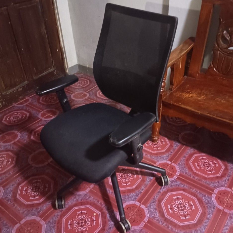 Black Mesh Back Modern Office Chair with Armrests (Category: Chairs) located in Caloocan City. Submitted by cely.777 (Listing ID 1461233927, Image 2). Description: - Black office chair with breathable mesh back - Padded seat for comfort - Adjustable lever for armrests and height - Smooth-rolling casters - Ideal for home office or study setup Negotiable. Flaw: see last 2 pics. other than that good condition..