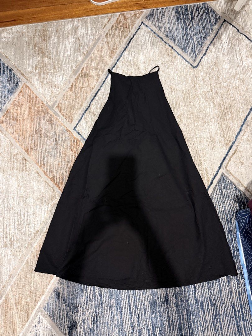 Black Midi Dress (Category: Dresses) located in Manila. Submitted by siaolou (Listing ID 1461253784, Image 2). Description: Long, flowy black midi dress 🖤 Perfect for summer, beach trips, vacations, or casual days out. Easy to dress up or down. • Worn once only • Excellent condition • No noticeable flaws.