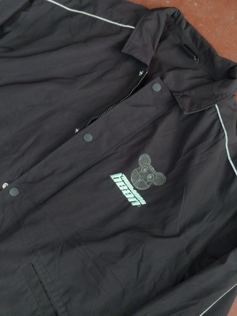 Black Nylon Coach Graphic Jacket (Category: Coats, Jackets and Outerwear) located in Manila. Submitted by rfaiyaz (Listing ID 1461147232, Image 2). Description: Black Nylon Coach Jacket Size L Condition 10/10✅ Color rate 10/10 ✅ ₱399 + Sf 📍Iloilo City 🚚 JnT 🛵 Rider.