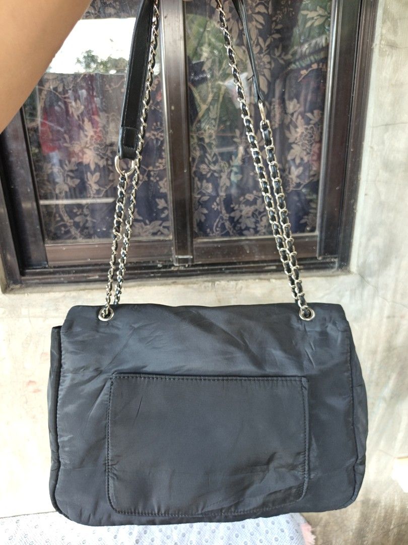 Black shoulder bag medium size (Category: Shoulder Bags) located in Manila. Submitted by ukay-ukaybylyn (Listing ID 1461121960, Image 2). Description: good condition💯 medium size kasya folded payong/long wallet.