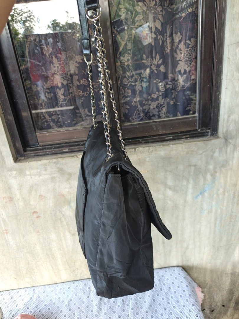Black shoulder bag medium size (Category: Shoulder Bags) located in Manila. Submitted by ukay-ukaybylyn (Listing ID 1461121960, Image 3). Description: good condition💯 medium size kasya folded payong/long wallet.