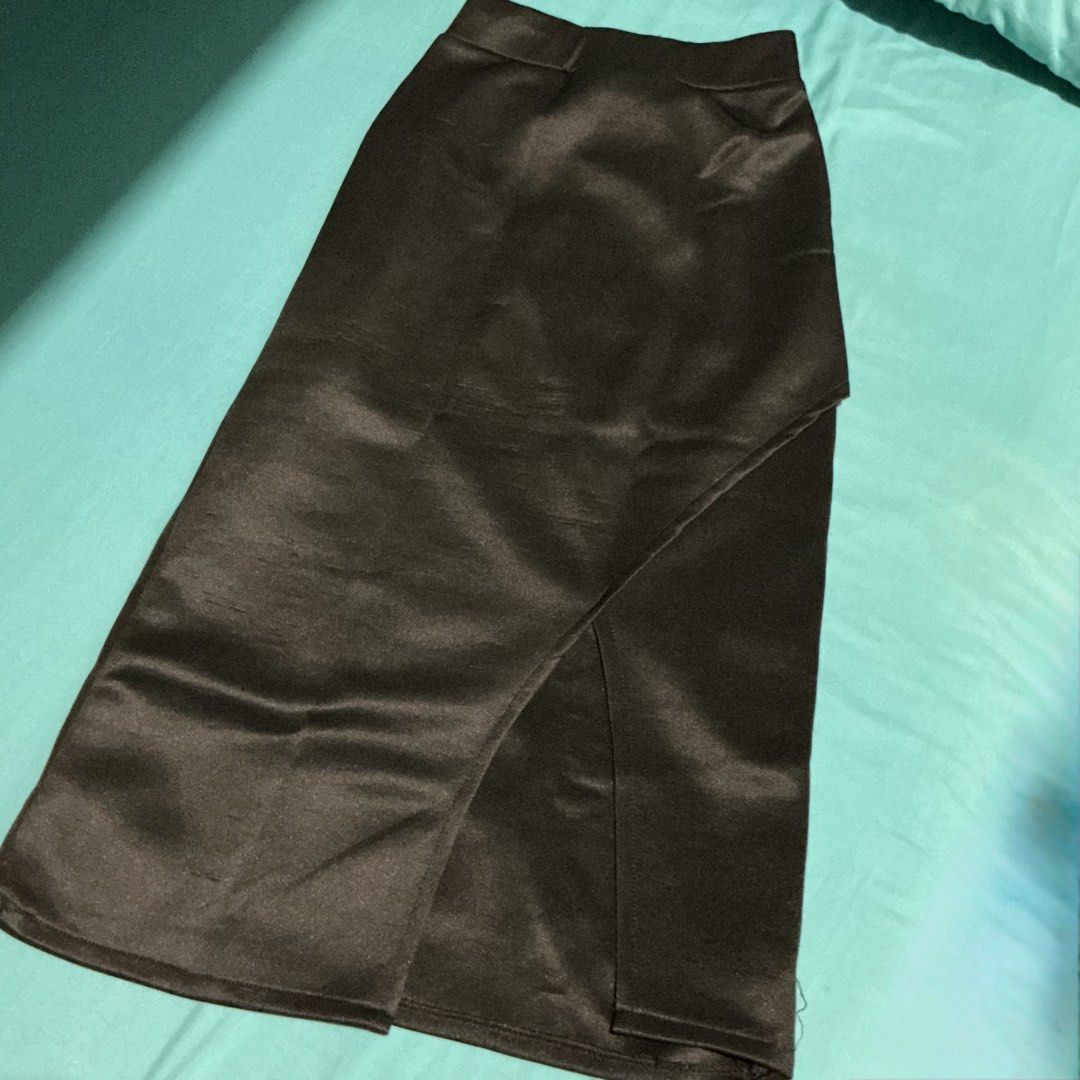 Black Soft Midi Skirt with Slit (Category: Skirts) located in Pasig City. Submitted by swtyrbt (Listing ID 1461242807, Image 1). Description: Used once only..