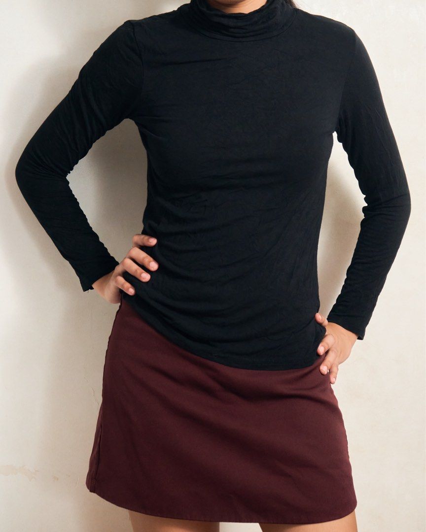 Black Stretchy Long Sleeve Turtleneck (Category: Longsleeves) located in Manila. Submitted by missalmon (Listing ID 1461253216, Image 1). Description: L: 24 inches W: 16 inches Cotton slim fit but stretchy Ruched neck Issue: Minimal White Spots .