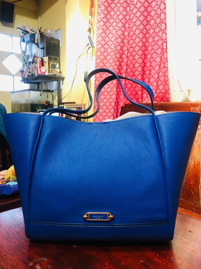Blue Textured Tote Bag with Gold Accent (Category: Tote Bags) located in Dasmarinas. Submitted by cirila1212 (Listing ID 1461148271, Image 1). Description: - Brand New, never been used - Spacious blue tote bag - Textured faux leather material - Chic gold accent plate on the front - Comfortable, long straps for easy carrying - Ideal for everyday use or travel - Plenty of room for all your essentials.