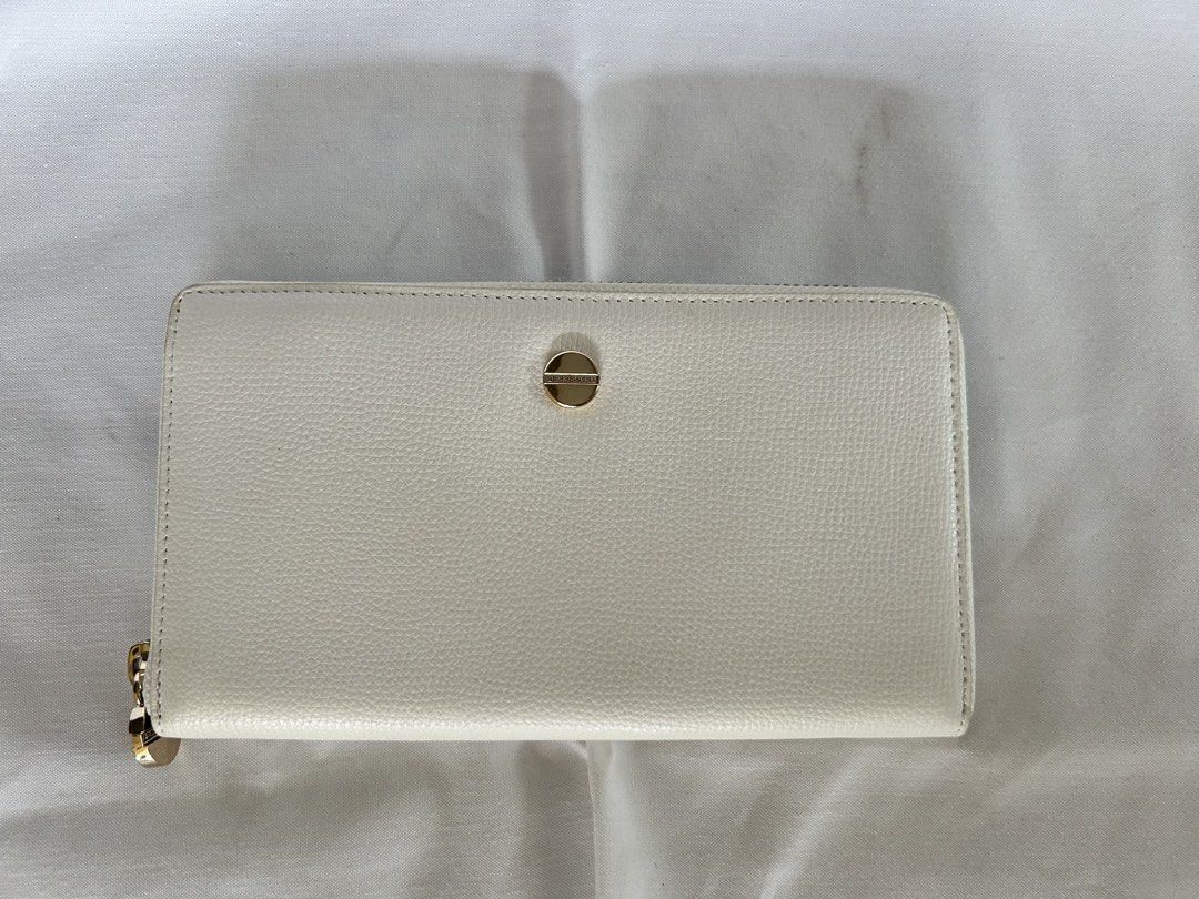 BORBONESE White Leather Zip Around Wallet (Category: Wallets & Card holders) located in Paranaque City. Submitted by annekathleen (Listing ID 1461178340, Image 2). Description: - BORBONESE White leather zip-around wallet - With several card slots and compartments - Comes with dust bag .