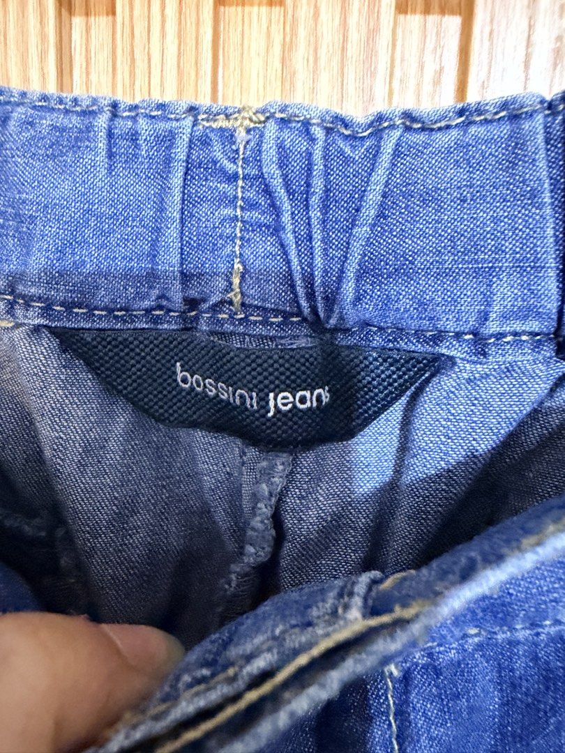 Bossini Jean Blue Denim Cropped Pants (Category: Jeans) located in Makati City. Submitted by ziagabrielle (Listing ID 1461162592, Image 3). Description: - Bossini Jean blue denim cropped pants - Comfortable elastic waistband - Stylish pleated front detail - Versatile for casual, everyday wear - Easy to pair with various tops and shoes.