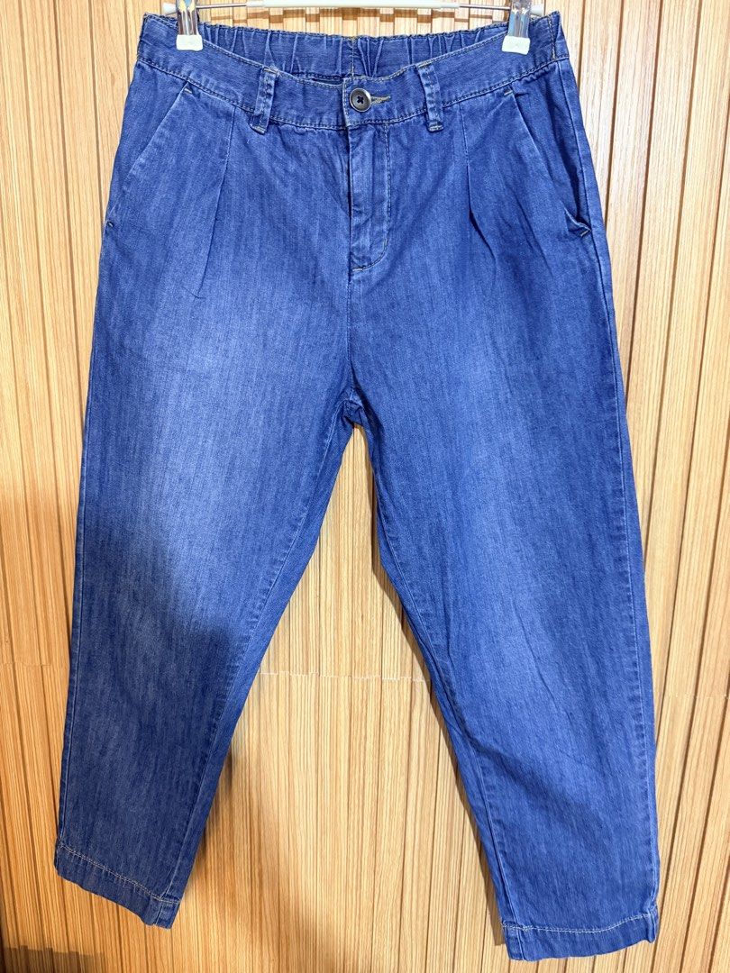 Bossini Jean Blue Denim Cropped Pants (Category: Jeans) located in Makati City. Submitted by ziagabrielle (Listing ID 1461162592, Image 2). Description: - Bossini Jean blue denim cropped pants - Comfortable elastic waistband - Stylish pleated front detail - Versatile for casual, everyday wear - Easy to pair with various tops and shoes.