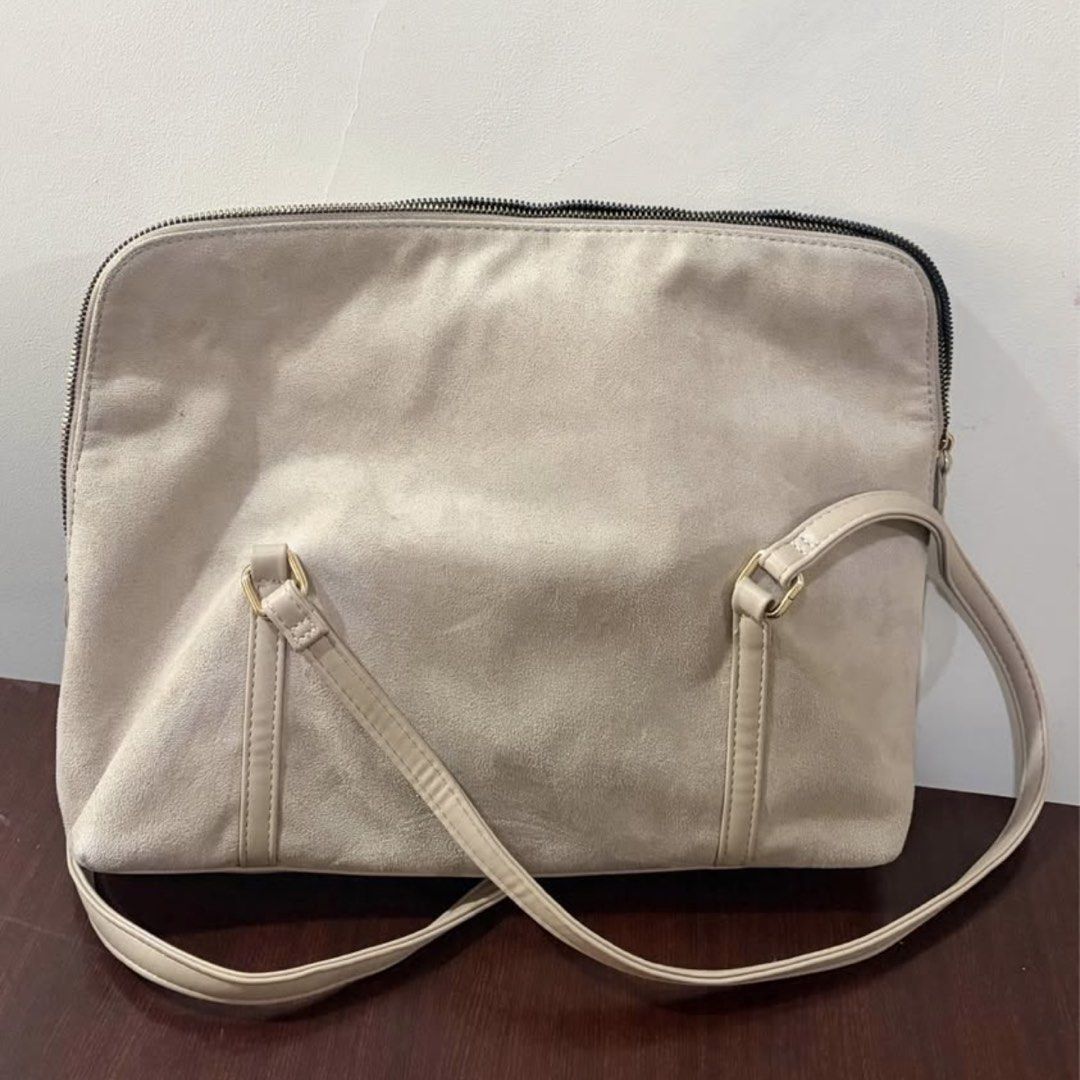 Bostanten Beige Shoulder Bag (Category: Shoulder Bags) located in Baguio. Submitted by ellamell (Listing ID 1461146495, Image 3). Description: Preloved BOSTANTEN beige shoulder bag. Spacious with zip closure and inner pockets. Needs thorough cleaning and has visible peeling/scuffs, especially on the bottom corners. Still usable, but please manage expectations and check all photos for the actual condition. RFS: Decluttering!.
