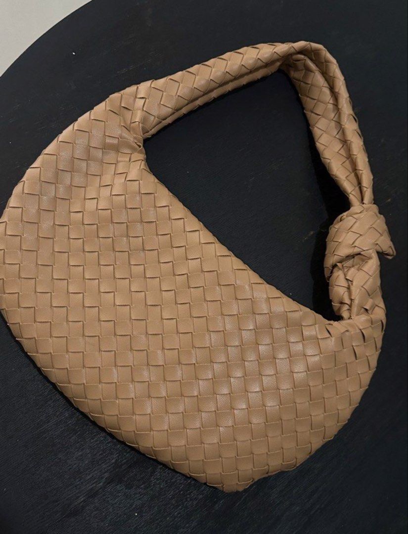 Bottega teen size (medium) (Category: Luxury Bags & Wallets) located in Manila. Submitted by lily_2567 (Listing ID 1461140299, Image 2). Description: Bottega teen No ssues.
