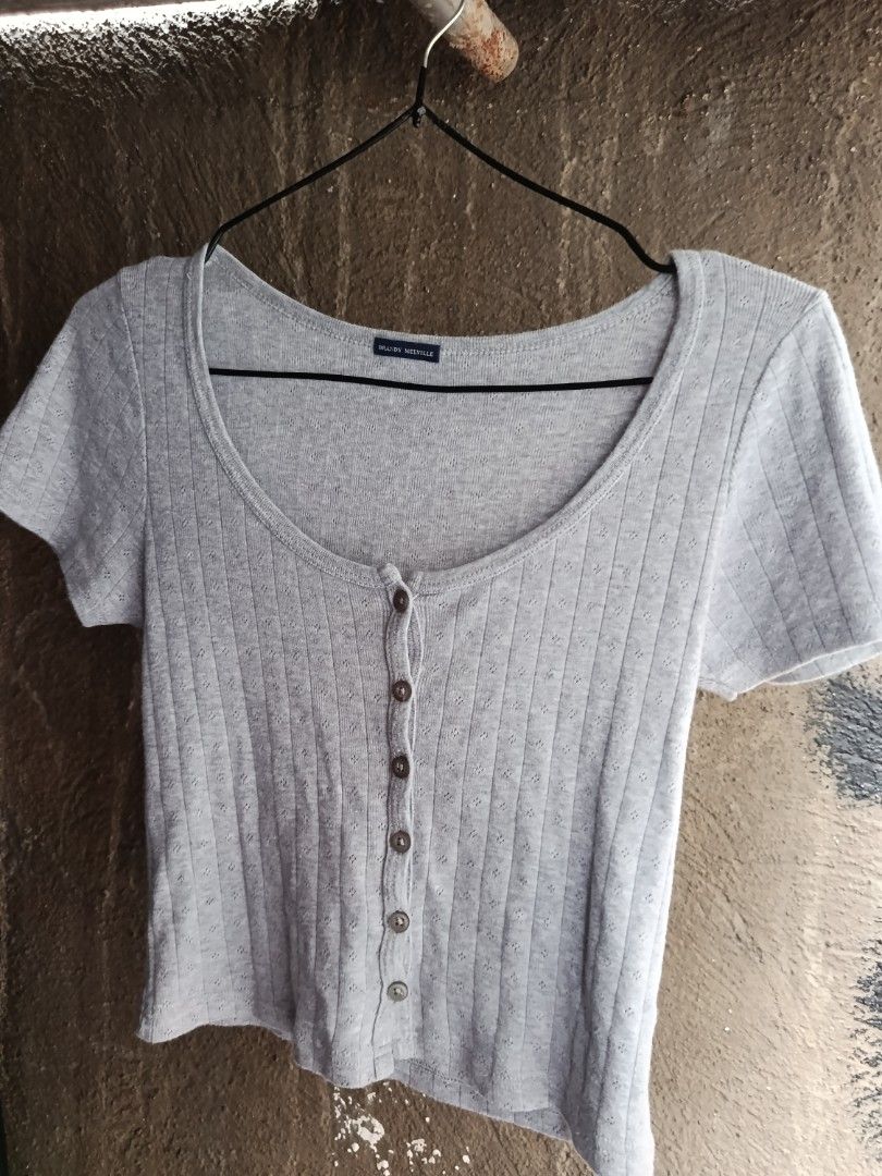 BRANDY MELVILLE (Category: Activewear) located in Mandaluyong City. Submitted by newdepot (Listing ID 1461135598, Image 2). Description: brandy melville henly tee small to med as new.