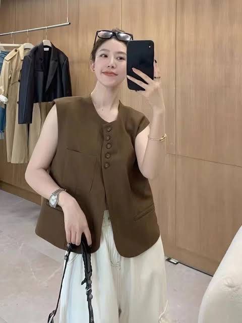 Brown Button-Up Sleeveless Vest (Category: Sleeveless) located in Bacolod City. Submitted by bellabianca_closet (Listing ID 1461115603, Image 1). Description: Disclaimer: 1st pic not mine - Brown sleeveless vest - V-neckline - Button-up front - Two front pockets (one with flap) - Relaxed fit - Ideal for layering over tops.
