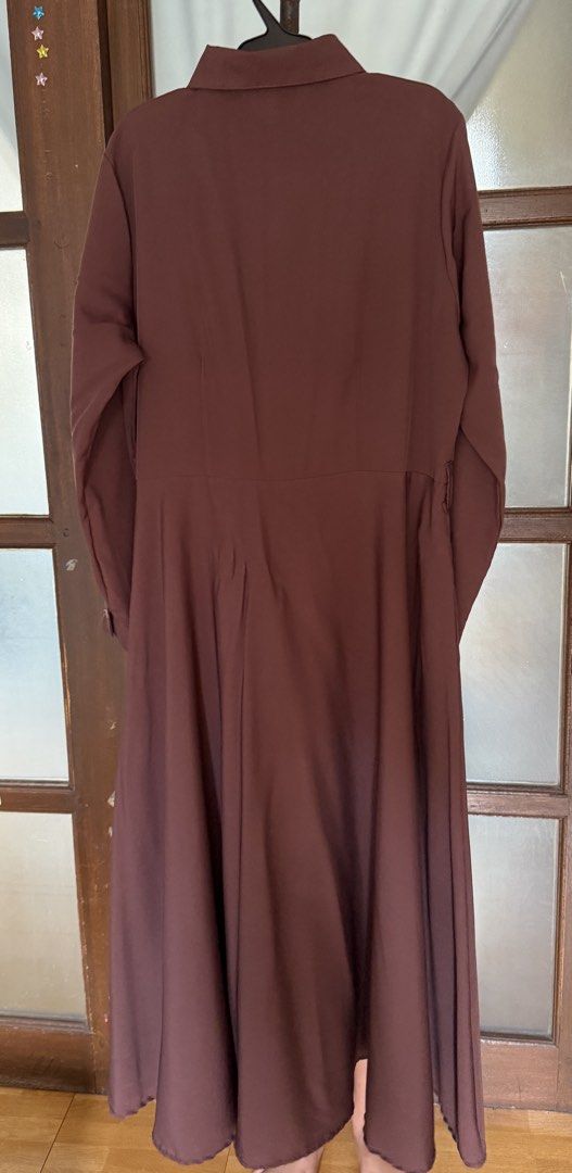 Brown Long Sleeve Collared Button Down Maxi Dress (Category: Dresses) located in Quezon City. Submitted by martaplur (Listing ID 1461244987, Image 2). Description: - Brown long sleeve dress - Collared neckline with button-down front - Two chest pockets - Full, flowing skirt - Button details on cuffs - Suitable for casual or semi-formal occasions - Versatile wardrobe addition.