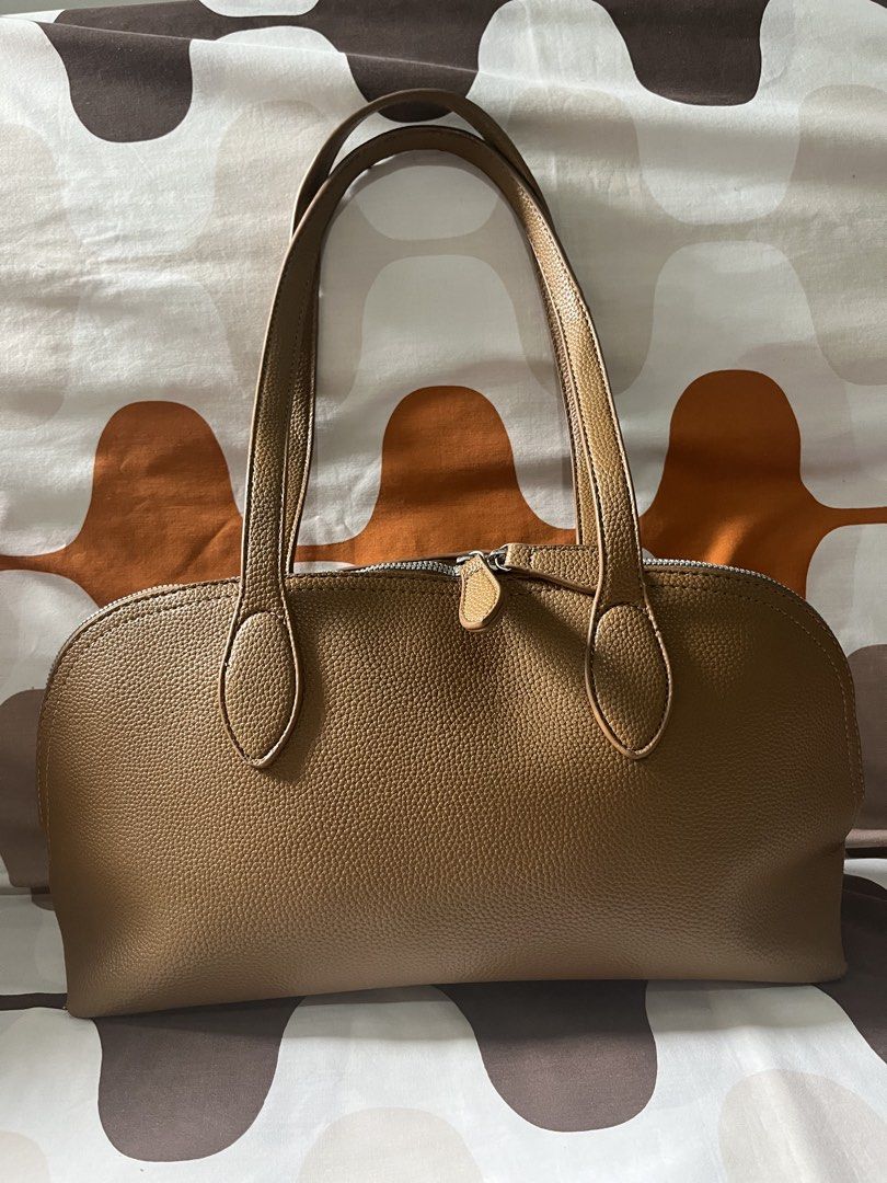 Brown Textured Leather Handbag (Category: Tote Bags) located in Las Pinas. Submitted by erenrosc (Listing ID 1461133945, Image 1). Description: - Classic brown handbag - Textured leather finish - Secure zip closure - Interior zippered pocket - Comfortable carrying handles - Simple and functional design - Perfect for everyday use.