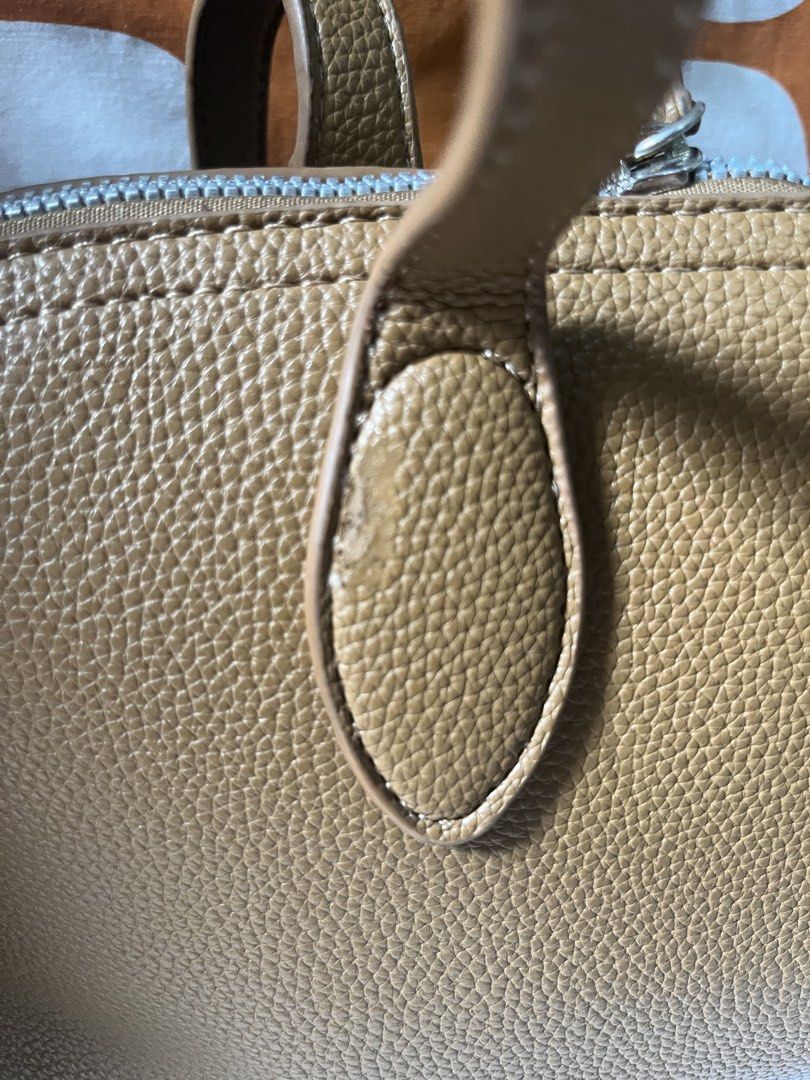 Brown Textured Leather Handbag (Category: Tote Bags) located in Las Pinas. Submitted by erenrosc (Listing ID 1461133945, Image 3). Description: - Classic brown handbag - Textured leather finish - Secure zip closure - Interior zippered pocket - Comfortable carrying handles - Simple and functional design - Perfect for everyday use.
