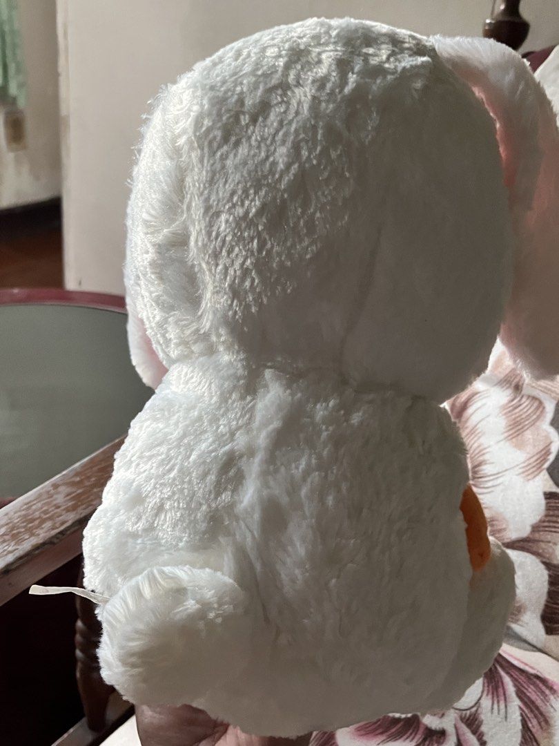 Bunny white w carrot (Category: Designer & Blind Box Toys) located in Paranaque City. Submitted by bonsaiart (Listing ID 1461210286, Image 3). Description: Pre owned Good condition 395(fixed) +sf Payment via GCASH or paymaya No to meetup No to cop / cod Shipping via j&t only.