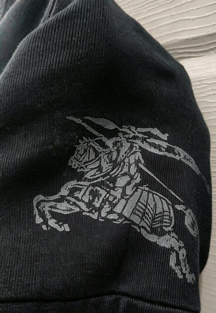Burberry Brit Black Short Sleeve Tee (Category: Luxury Apparel) located in Naga. Submitted by bitchesabarbie (Listing ID 1461229558, Image 3). Description: ✅ Brand: Burberry ✅ Material: 100% Premium Cotton — soft, smooth, breathable & comfortable all day ✅ Color: Timeless solid black ✅ Design: Simple round neck, short sleeves, signature subtle trim at cuffs & inner neck — minimalist, elegant, very versatile ✅ Fit: Relaxed cut — easy to match with