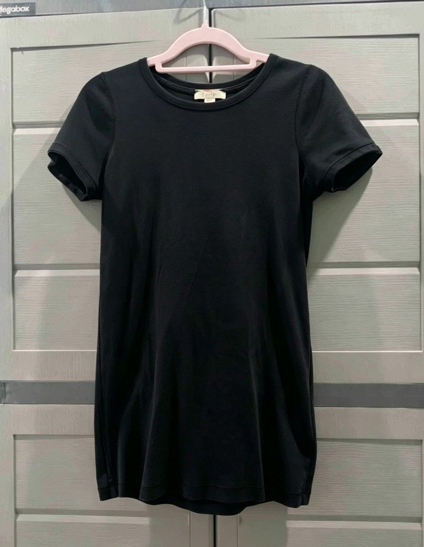 Burberry Brit Black Short Sleeve Tee (Category: Luxury Apparel) located in Naga. Submitted by bitchesabarbie (Listing ID 1461229558, Image 1). Description: ✅ Brand: Burberry ✅ Material: 100% Premium Cotton — soft, smooth, breathable & comfortable all day ✅ Color: Timeless solid black ✅ Design: Simple round neck, short sleeves, signature subtle trim at cuffs & inner neck — minimalist, elegant, very versatile ✅ Fit: Relaxed cut — easy to match with