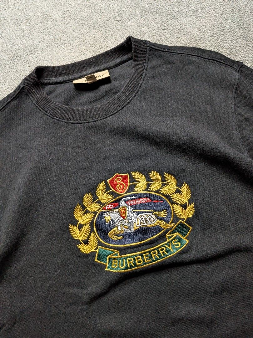 Burberry Sweatshirt (Category: Coats, Jackets and Outerwear) located in Paniqui. Submitted by fndrs.kprs.ph (Listing ID 1461120734, Image 2). Description: Burberry Sweatshirt Size on tag: Large 20.5x25 Color rate: 9.3/10 Excellent Condition No flaws .