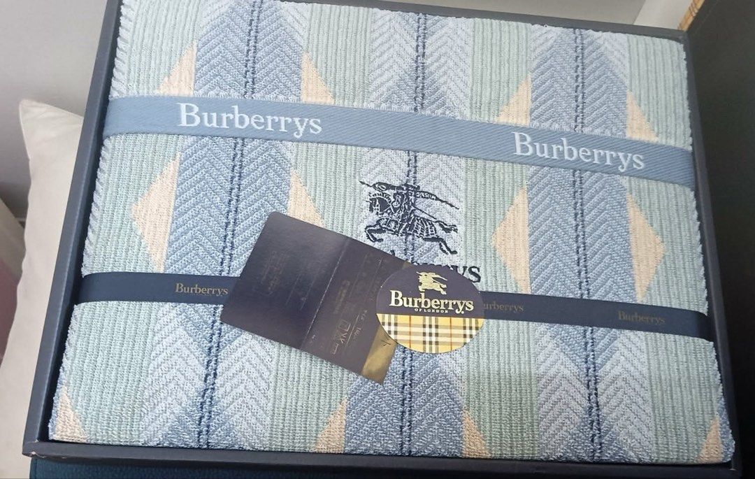 Burberry Towel Blanket 140x190cm (Category: Bedding & Towels) located in Antipolo. Submitted by queens.collections (Listing ID 1461273848, Image 3). Description: Skukl99261M.
