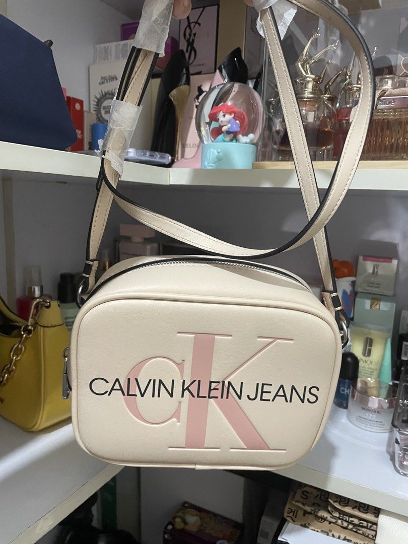 Calvin Klein camera bag (Category: Cross-body Bags) located in Taguig. Submitted by _abbyscloset_ (Listing ID 1461129225, Image 2). Description: Bought in UK.