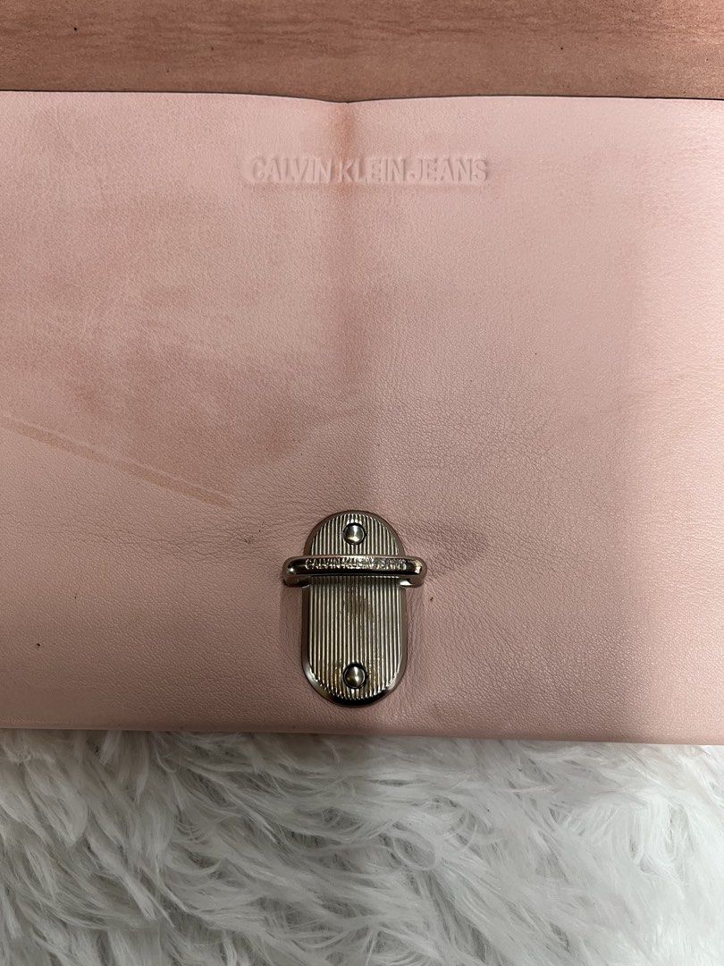 CALVIN KLEIN JEANS envelope (Category: Wallets & Card holders) located in Cotabato. Submitted by big_cash (Listing ID 1461118327, Image 3). Description: .