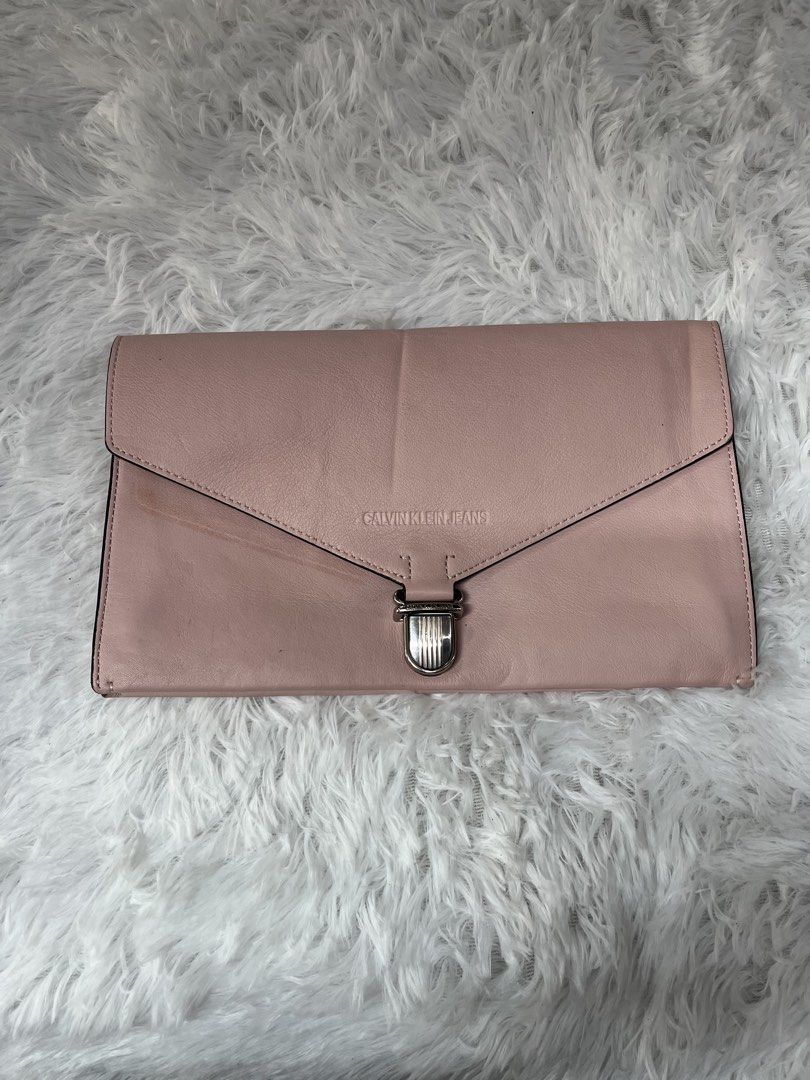 CALVIN KLEIN JEANS envelope (Category: Wallets & Card holders) located in Cotabato. Submitted by big_cash (Listing ID 1461118327, Image 1). Description: .