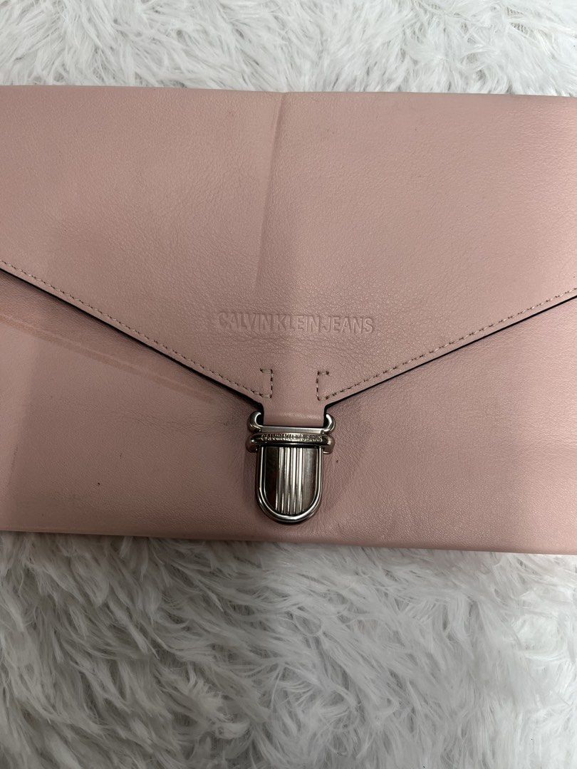 CALVIN KLEIN JEANS envelope (Category: Wallets & Card holders) located in Cotabato. Submitted by big_cash (Listing ID 1461118327, Image 2). Description: .