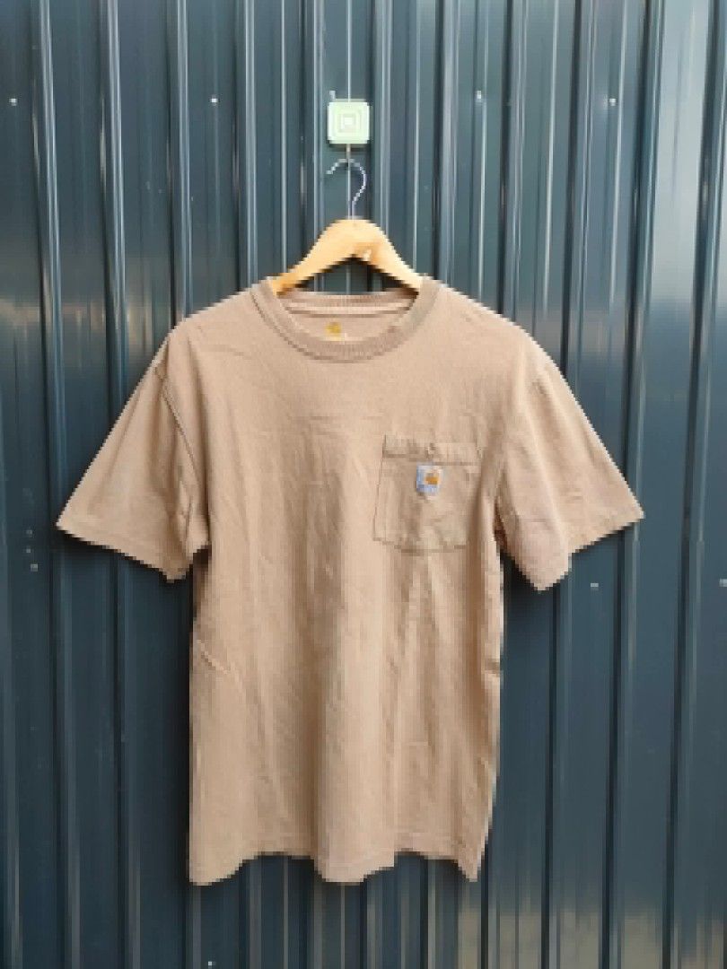 CARHARTT POCKET TEE S19 (Category: Tshirts & Polo Shirts ) located in Davao. Submitted by 8000_thriftedgems (Listing ID 1459778182, Image 1). Description: - Classic Carhartt pocket t-shirt - Tan color - Simple and durable design - Ideal for everyday wear - Signature Carhartt logo patch on chest pocket - Essential wardrobe basic.