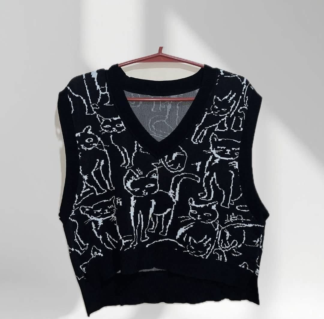 Cat Printed Knitted Croptop (Category: Coats, Jackets and Outerwear) located in Manila. Submitted by silasmomma42.0 (Listing ID 1461263451, Image 1). Description: .