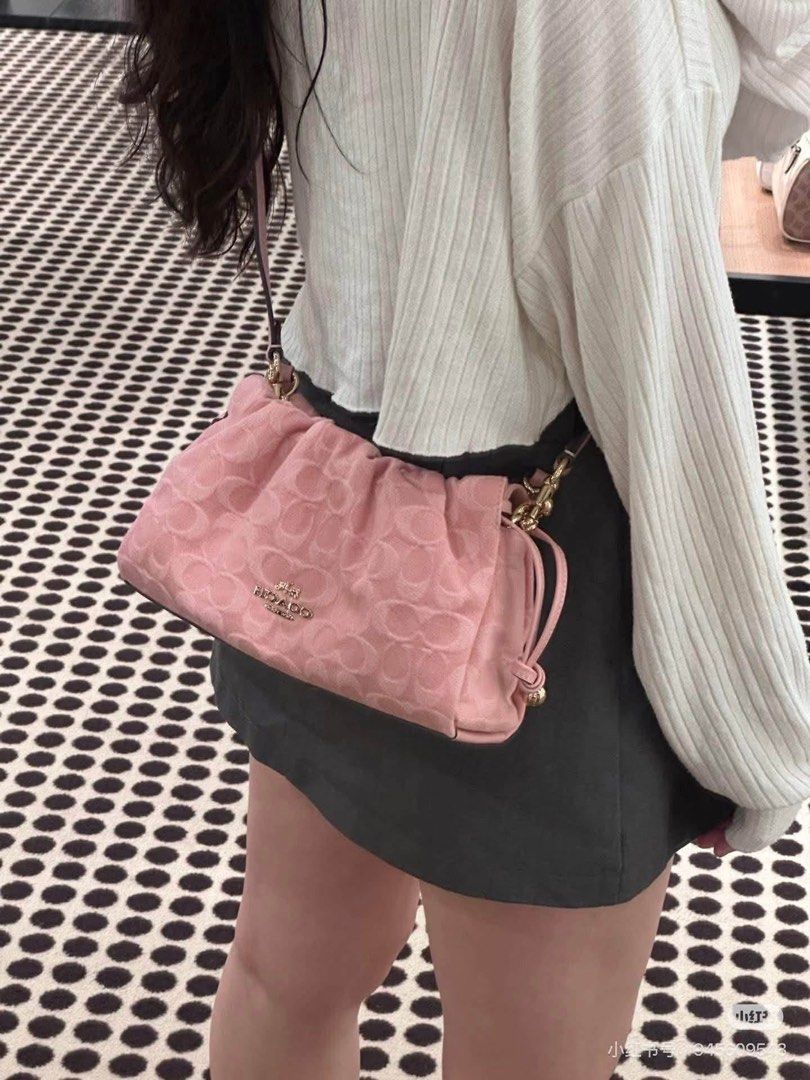 CCH FAYE CROSSBODY SMALL PNK (Category: Cross-body Bags) located in Manila. Submitted by Aki.s_Cart (Listing ID 1461322476, Image 1). Description: CCH Faye Crossbody Small Height 26cm x Width 15cm x Depth 7cm P2,300.