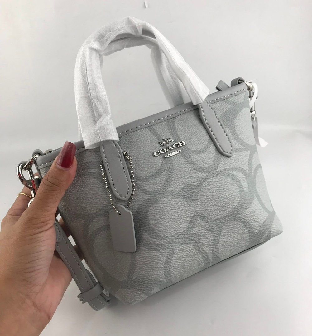 CCH MINI CITY TOTE GRY (Category: Tote Bags) located in Manila. Submitted by Aki.s_Cart (Listing ID 1461322733, Image 1). Description: CCH Mini Mini City Tote 8”L x 5.5H x 3.5W P1,800.