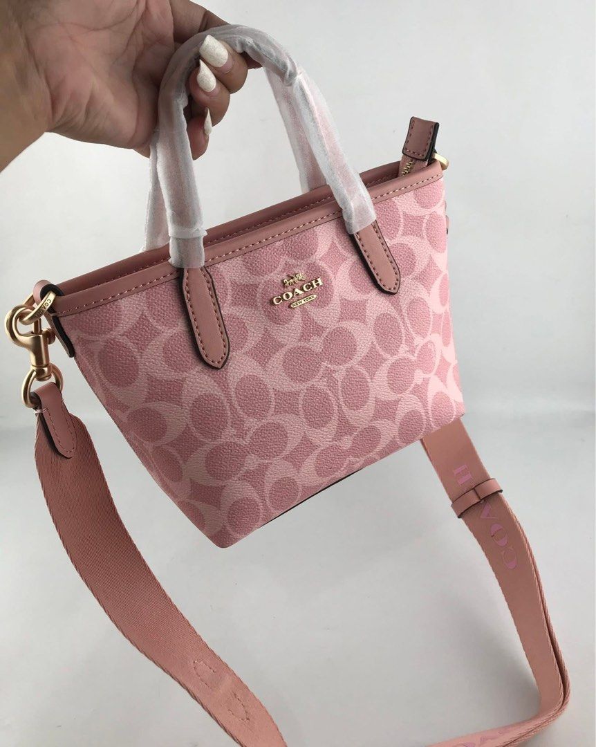CCH MINI CITY TOTE PNK (Category: Tote Bags) located in Manila. Submitted by Aki.s_Cart (Listing ID 1461322781, Image 2). Description: CCH Mini Mini City Tote 8”L x 5.5H x 3.5W P1,800.