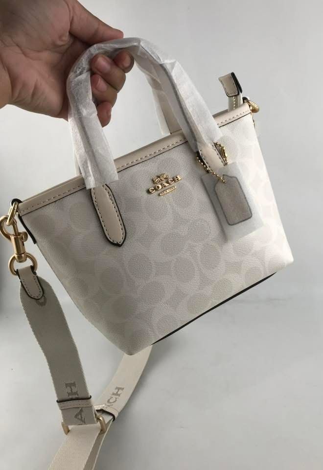 CCH MINI CITY TOTE WHT (Category: Tote Bags) located in Manila. Submitted by Aki.s_Cart (Listing ID 1461322833, Image 2). Description: CCH Mini Mini City Tote 8”L x 5.5H x 3.5W P1,800.