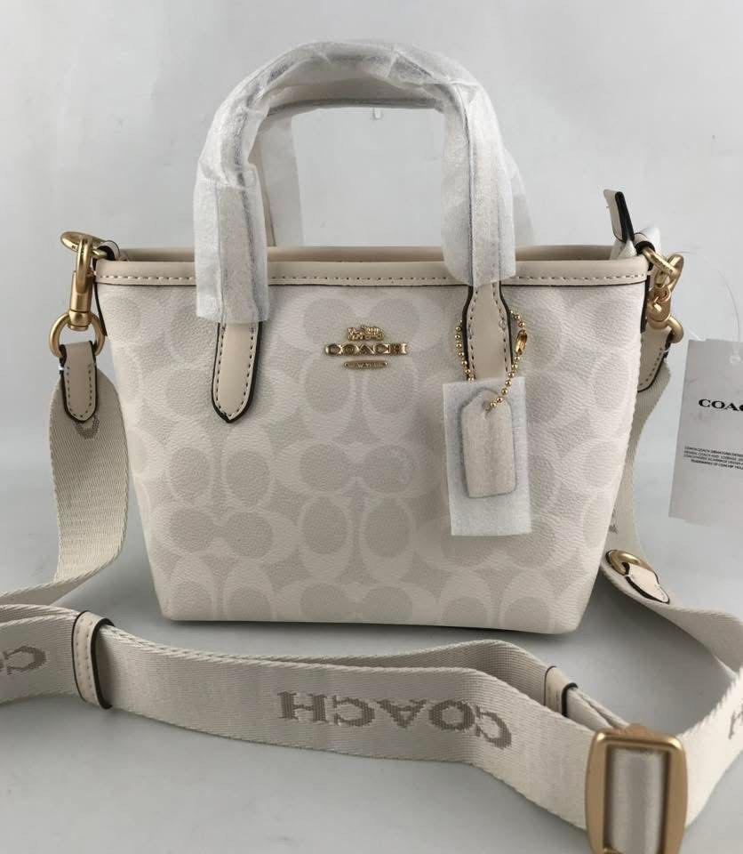 CCH MINI CITY TOTE WHT (Category: Tote Bags) located in Manila. Submitted by Aki.s_Cart (Listing ID 1461322833, Image 3). Description: CCH Mini Mini City Tote 8”L x 5.5H x 3.5W P1,800.