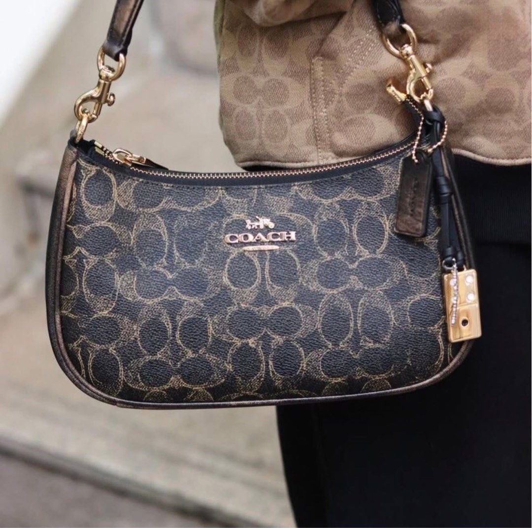 CCH TERI SHOULDER BAG BLK (Category: Shoulder Bags) located in Manila. Submitted by Aki.s_Cart (Listing ID 1461322538, Image 1). Description: CCH Teri Shoulder Bag 9 1/2” (L) x 6” (H) x 3” (W) P1,900.