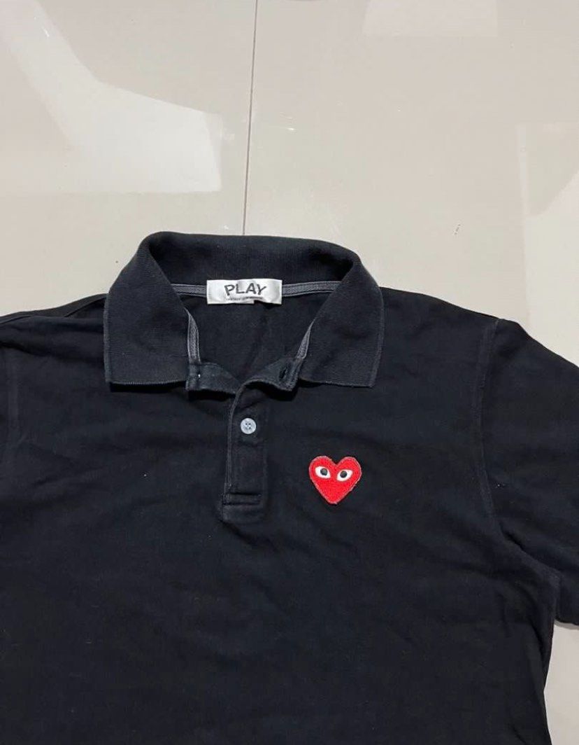 CDG Play Black Polo Shirt (Category: Tshirts & Polo Shirts ) located in Manila. Submitted by itemsby_jm (Listing ID 1461261868, Image 3). Description: ✨Cdg play polo shirt✨ • No major issue, needs washing only • Still in very good condition!! • 8.5-9/10 Color rate • Dimensions: 26×18 • NGA (Thrifted from japan 🇯🇵) Note: - Pics 2-4 are the actual pics - Cut washtag 💗 DM for any inquiries ☺️ 🛵 Mode of Shipping: lalamove/grab/angkas padala/j&t �