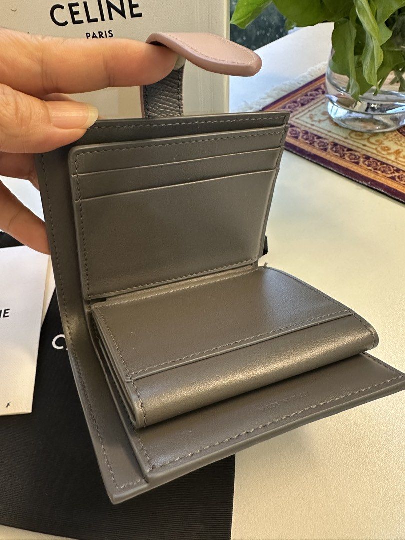CELINE medium strap wallet （分類：手袋及銀包）位於 Hong Kong。 由 gracelam_123 提交（商品編號 1461235004，圖片 2）。簡介： CELINE Medium strap wallet Full set (Invoice, dust bag, box) 放尖沙咀專門店購買。