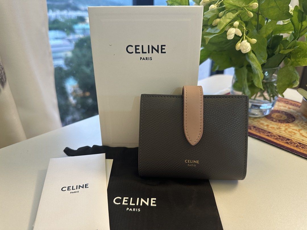 CELINE medium strap wallet （分類：手袋及銀包）位於 Hong Kong。 由 gracelam_123 提交（商品編號 1461235004，圖片 1）。簡介： CELINE Medium strap wallet Full set (Invoice, dust bag, box) 放尖沙咀專門店購買。