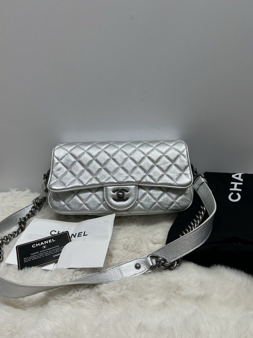 👜Chanel Classic Flap Quilted Crossbody Bag Space Silver Leather Series No 22**** Size 26*9*15cm 香奈兒 太空銀色寬肩帶cf機場包 季節款 翻蓋鏈條相機包 22開 尺寸26*9*15cm （分類：手袋及銀包）位於 Hong Kong。 由 bk_luxury 提交（商品編號 1461117165，圖片 1）。簡介： 👜Chanel Classic Flap Quilted Crossbody Bag Space Silver Leather Series No 22**** Size 26*9*15cm 香奈兒 太空銀色寬肩帶cf機場包 季節款 翻蓋鏈條相機包 22開 尺寸26*9*15cm 🛜有意者，請私訊 Feel free to contact us should you have any queries ✅100%正品，任驗/陪驗 100% original 💫香港金鐘注冊實體店